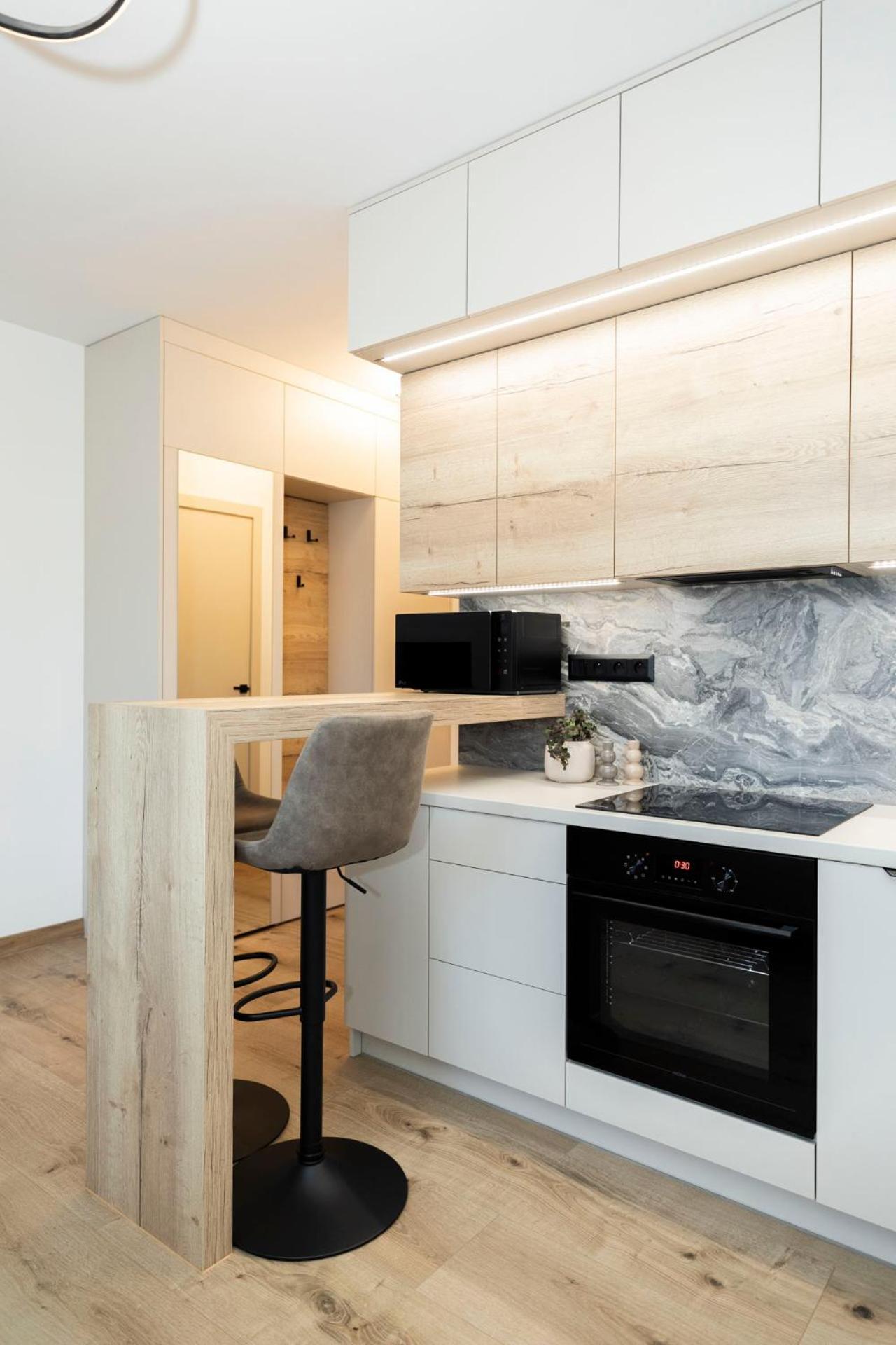 Alure Residences 9 & 24H Self Check-In, Private Parking In Front Of The Apartment Building Included, New Building, Terrace, The Apartment Building Has Its Own Park With A Lake And Outdoor Fitness, Children'S Playground, City Center Banská Bystrica Extérieur photo