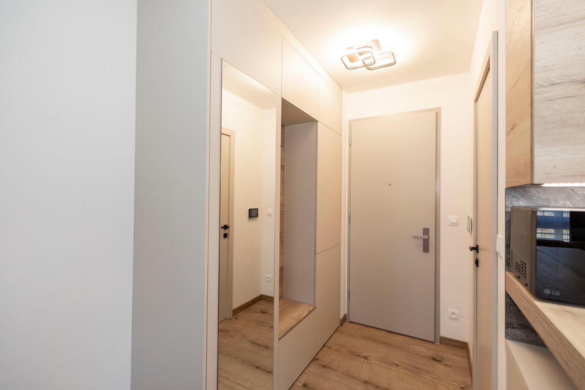 Alure Residences 9 & 24H Self Check-In, Private Parking In Front Of The Apartment Building Included, New Building, Terrace, The Apartment Building Has Its Own Park With A Lake And Outdoor Fitness, Children'S Playground, City Center Banská Bystrica Extérieur photo